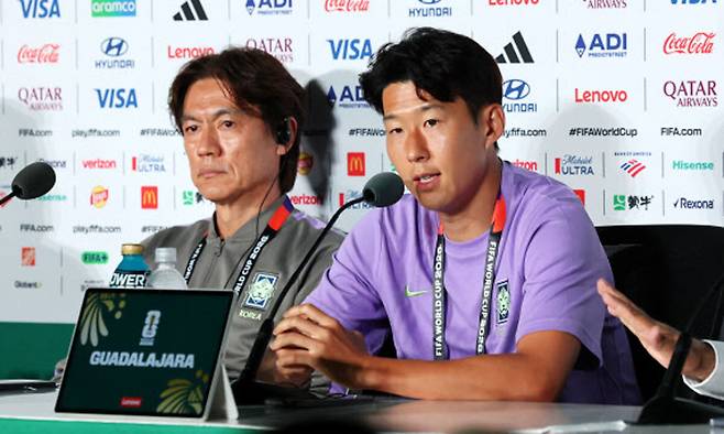 “월드컵은 언제나 꿈의 무대”… 마지막 출전설에 선긋는 손 홍명보 한국 축구대표팀 감독(왼쪽)과 주장 손흥민이 체코와의 2026 북중미 월드컵 조별리그 1차전을 하루 앞둔 10일(현지시간) 멕시코 과달라하라 에스타디오 아크론에서 열린 기자회견에 참석해 취재진 질문에 답하고 있다. 과달라하라=뉴스1