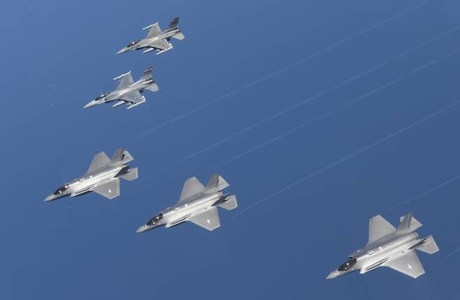 한국 공군 F-35A 3대가 한미 연합공중훈련 ‘쌍매훈련’에서 미 공군 F-16 2대와 편대비행을 하고 있다. 사진 제공=공군