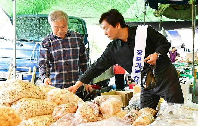 재선 이후 첫 행보로 전통시장을 찾은 조현일 경산시장(오른쪽) ⓒ경산시 제공