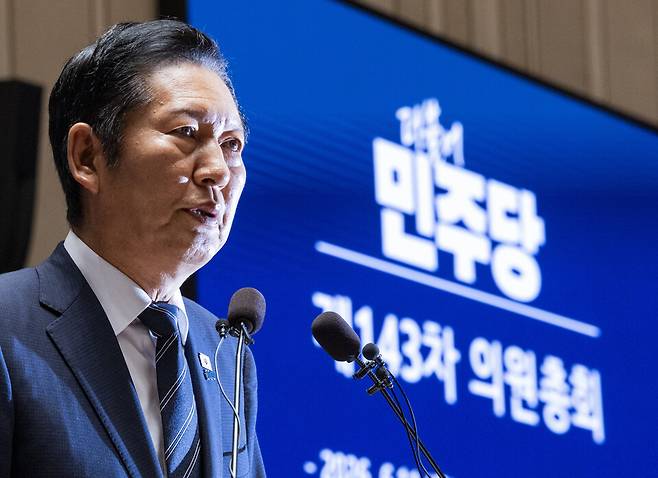 정청래 더불어민주당 대표가 11일 국회에서 열린 의원총회에서 발언하고 있다. ⓒ연합뉴스