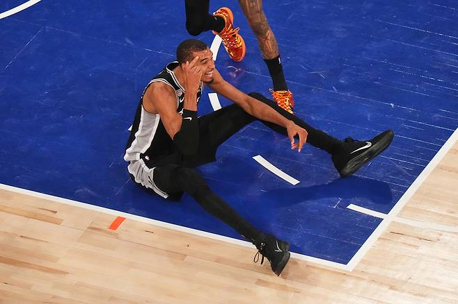 샌안토니오 빅터 웸반야마가 11일 NBA 파이널 4차전에서 코트에 주저앉아 동료들을 독려하고 있다. AP연합뉴스