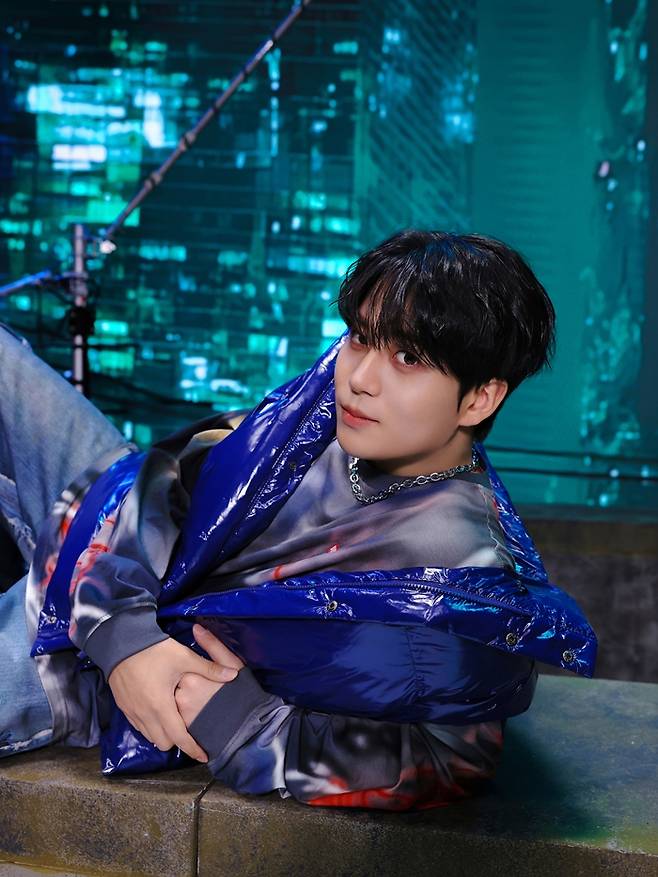 Group Ateez is heightening fans anticipation for their comeback by releasing new concept photos that utilize an entire city as a game stage. The newly released photos capture Ateezs unique, intense, and unrivaled atmosphere, drawing significant attention to the new album.
