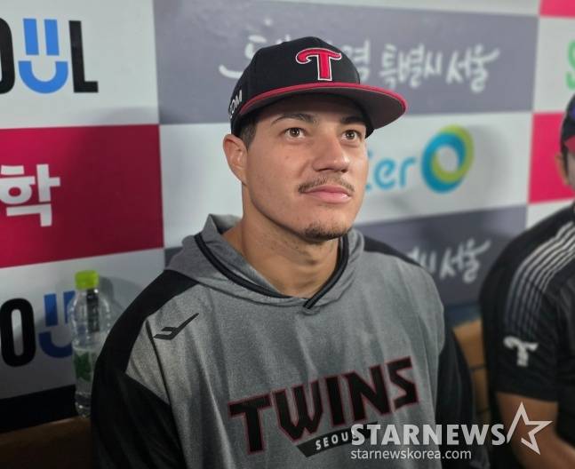 LG 새 외국인 투수 약셀 리오스가 10일 잠실 SSG전을 승리로 이끈 후 취재진과 인터뷰에 응했다. /사진=김동윤 기자