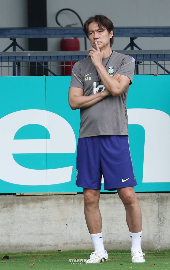 대한민국 축구 국가대표팀이 2026 북중미월드컵을 앞두고 8일 멕시코 과달라하라 치바스 베르데 바예에서 훈련을 진행했다.  홍명보 감독이 상념에 잠긴 채 선수들의 훈련을 지켜보고 있다. /사진=김진경 대기자