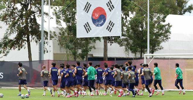 대한민국 축구 국가대표팀이 2026 북중미월드컵을 닷새 앞두고 6일 멕시코 과달라하라 치바스 바예베르데에서 첫 훈련을 진행했다.  태극전사들이 러닝 훈련을 하고 있다.  홍명보호는 오는 6월 12일 오전 11시(한국시간) 체코와 운명의 조별리그 1차전, 그리고 일주일 뒤인 19일 오전 10시 개최국 멕시코와 분수령이 될 2차전을 이곳 과달라하라에서 치른다. /사진=김진경 kim.jinkyung@