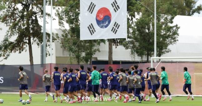 대한민국 축구 국가대표팀이 2026 북중미월드컵을 닷새 앞두고 6일 멕시코 과달라하라 치바스 바예베르데에서 첫 훈련을 진행했다. 태극전사들이 러닝 훈련을 하고 있다. 홍명보호는 오는 6월 12일 오전 11시(한국시간) 체코와 운명의 조별리그 1차전, 그리고 일주일 뒤인 19일 오전 10시 개최국 멕시코와 분수령이 될 2차전을 이곳 과달라하라에서 치른다. /사진=김진경 대기자