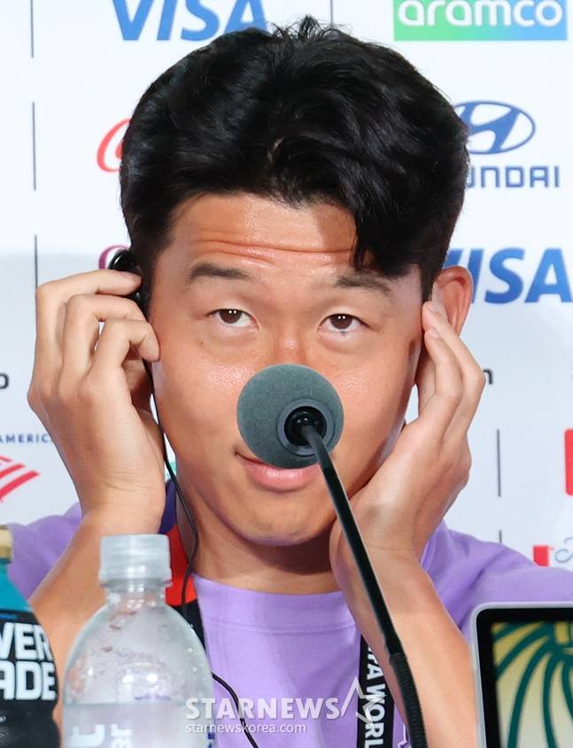 한국 축구대표팀이 2026 북중미월드컵 A조 예선 한국-체코전을 하루 앞둔 10일 멕시코 과달라하라 에스타디오 아크론에서 기자회견을 열었다.  손흥민이 멕시코 기자의 질문을 경청하고 있다. /사진=김진경 kim.jinkyung@
