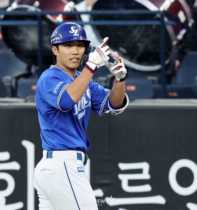 삼성 8번타자 이재현이 15일 대전한화생명볼파크에서 열리는 2026KBO리그 한화이글스와 삼성라이온즈 경기 1회초 1사 2,3루에서 안타로 출루하고 있다.. 2026.04.15. /사진=강영조 cameratalks@