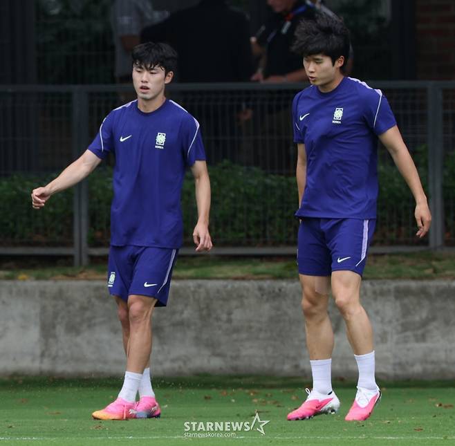이기혁(왼쪽)과 김태현이 대한민국 축구 국가대표팀 훈련에 매진하고 있다. /사진=김진경 대기자