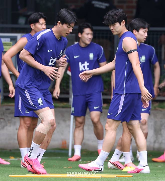 대한민국 축구 국가대표팀 훈련 중 이한범(왼쪽)을 쳐다보는 김태현. /사진=김진경 대기자