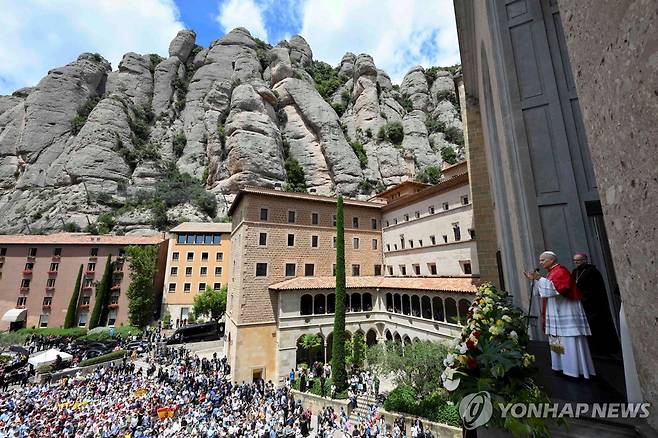 10일 몬세라트 수도원에서 묵주기도 후 신자들을 축복하는 교황 [로이터/바티칸미디어=연합뉴스 자료사진. 재판매 및 DB 금지]