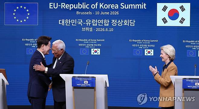 이재명 대통령, 한-EU 지도부 (브뤼셀=연합뉴스) 한상균 기자 = 이재명 대통령이 10일(현지시간) 벨기에 브뤼셀 EU이사회 본부에서 안토니우 코스타 EU 정상회의 상임의장, 우르즐라 폰데어라이엔 EU 집행위원장과 공동언론발표 후 인사를 나누고 있다. 2026.6.11 xyz@yna.co.kr