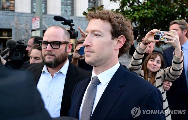 법정 향하는 마크 저커버그 메타 CEO 마크 저커버그 메타 최고경영자(CEO)가 지난 2월 18일(현지시간) 미국 캘리포니아주 로스앤젤레스 1심 법원에서 열린 사회관계망서비스(SNS) 중독 소송에서 증인으로 출석하기 위해 법정으로 향하고 있다. [Getty Images via AFP=연합뉴스 자료사진]