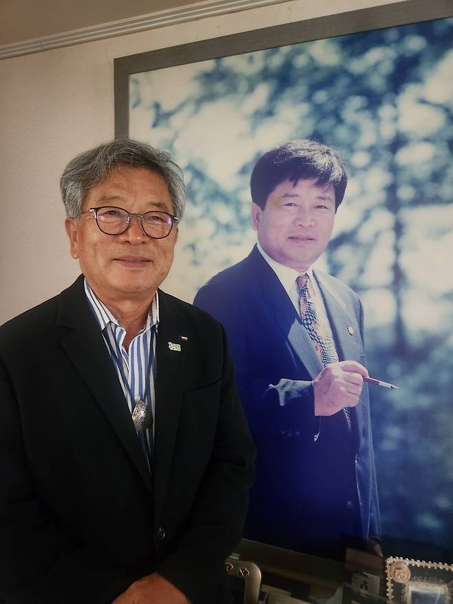 젊은 시절 사진 옆에 선 이재갑 시의원 [이 의원 제공.재판매 및 DB금지]