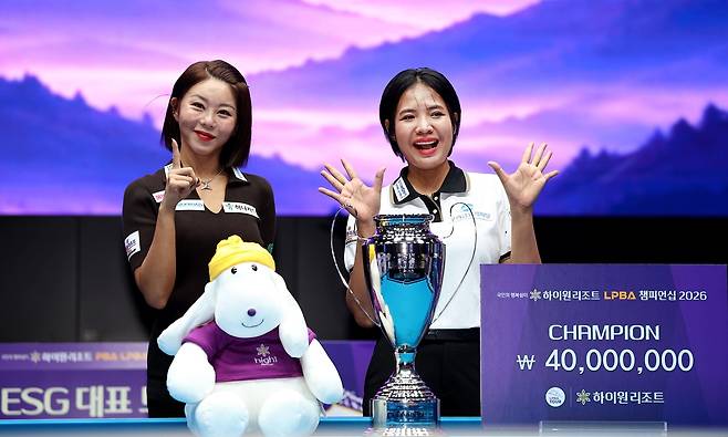 우승 트로피를 두고 김가영과 함께한 스롱 피아비(오른쪽) [PBA 제공. 재판매 및 DB 금지]