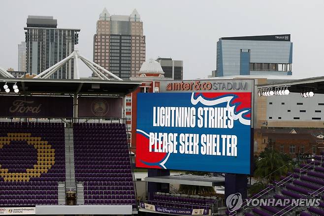 인터앤코 스타디움 전광판에 표시된 낙뢰 주의 메시지 [로이터=연합뉴스]