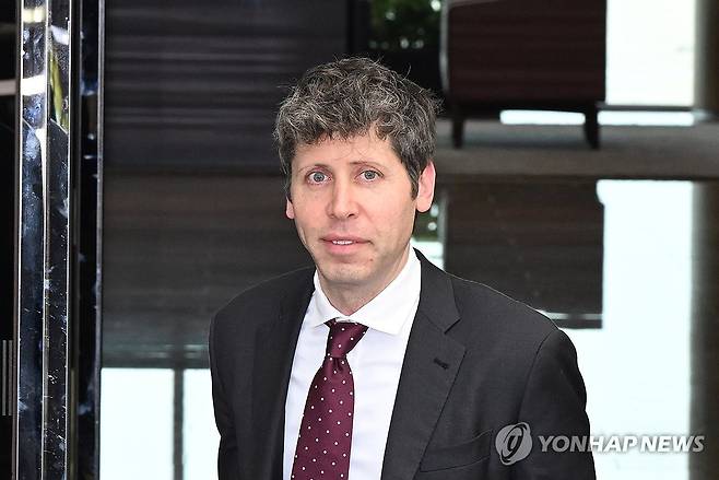 샘 올트먼 오픈AI CEO, 이 대통령과의 만남 앞두고 입국 (서울=연합뉴스) 이진욱 기자 = 챗GPT 개발업체인 오픈AI의 샘 올트먼 최고경영자(CEO)가 1일 서울 강서구 서울김포비즈니스항공센터(SGBAC)를 통해 방한하고 있다. 샘 올트먼 최고경영자는 이날 용산 대통령실에서 이재명 대통령을 예방할 예정이다. 2025.10.1 [공동취재] cityboy@yna.co.kr