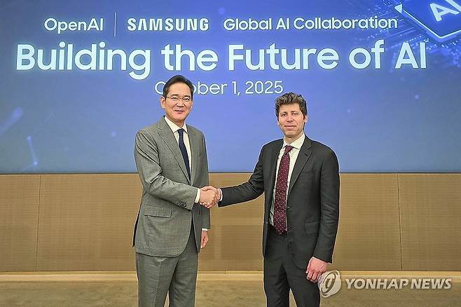 삼성-오픈AI, 글로벌 AI 핵심 인프라 구축 협력 체결 (서울=연합뉴스) 이재용 삼성전자 회장(왼쪽)이 1일 서울 삼성전자 서초사옥에서 열린 '글로벌 AI 핵심 인프라 구축을 위한 상호 협력 LOI(의향서) 체결식'에서 샘 올트먼 오픈AI 대표와 악수하며 기념 촬영하고 있다. 2025.10.1 [삼성전자 제공. 재판매 및 DB 금지] photo@yna.co.kr