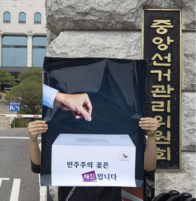이제석씨가 펼쳐든 '민주주의의 꽃은 '매진'입니다' 포스터 [이제석 광고연구소 제공. 재판매 및 DB 금지]