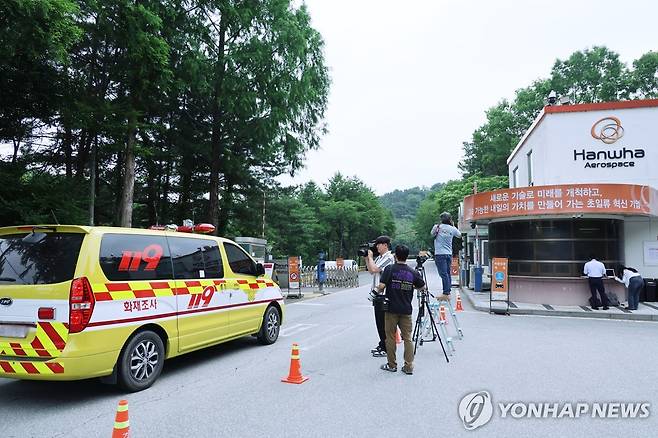 폭발 원인 규명 착수 (대전=연합뉴스) 김소연 기자 = 2일 대전 유성구 외삼동 한화에어로스페이스 대전사업장 안으로 소방 차량이 들어가고 있다. 전날 사상자 7명이 발생한 폭발 사고의 원인을 규명하기 위한 경찰·소방 등 관계기관 합동 감식이 이날 진행된다. 2026.6.2 soyun@yna.co.kr