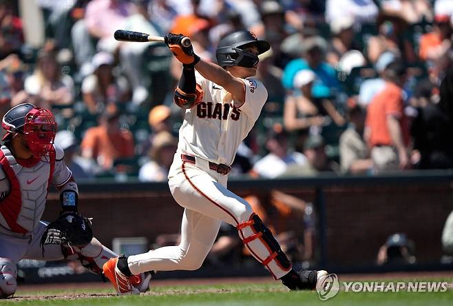 타격하는 이정후 [AFP=연합뉴스]