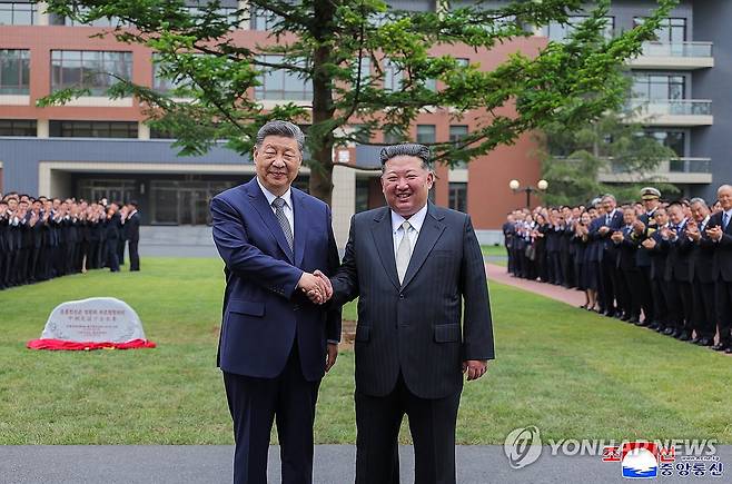 방북 시진핑, 노동당 중앙간부학교 방문 (평양 조선중앙통신=연합뉴스) 시진핑 중국 국가주석이 지난 9일 북한이 당 간부를 양성하고 재교육하는 최고교육기관인 노동당 중앙간부학교를 찾았다고 조선중앙통신이 10일 보도했다. 김정은 위원장과 시 주석이 당 중앙간부학교 방문 기념식수를 했다고 통신은 전했다. 2026.6.10 
    [국내에서만 사용가능. 재배포 금지. For Use Only in the Republic of Korea. No Redistribution] nkphoto@yna.co.kr