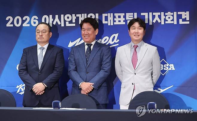 2026 아시안게임 야구대표팀 기자회견 (서울=연합뉴스) 이지은 기자 = 11일 서울 중구 프레스센터에서 열린 2026 아이치·나고야 아시안게임 야구 국가대표팀 최종 명단 공개 기자회견에서 차명주 KBSA(대한야구소프트볼협회) 경기력 향상 위원장(왼쪽부터), KBO 조계현 전력강화위원장, 류지현 대표팀 감독이 포즈를 취하고 있다. 2026.6.11 jieunlee@yna.co.kr