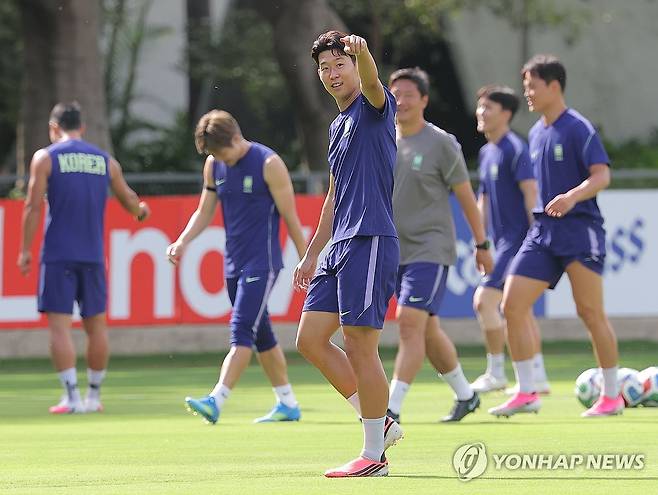 밝은 표정 손흥민 (사포판[멕시코 할리스코주]=연합뉴스) 류영석 기자 = 한국 축구 국가대표팀 주장 손흥민이 2026 북중미 월드컵 체코와의 조별리그 1차전을 하루 앞둔 10일(현지시간) 멕시코 과달라하라 인근 사포판의 치바스 바예 베르데에서 훈련을 하던 중 인사를 하고 있다. 2026.6.11 ondol@yna.co.kr
