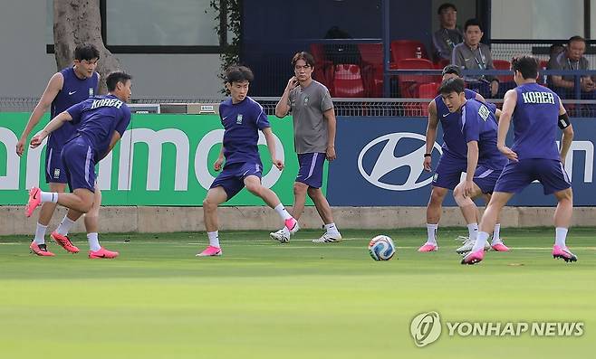 훈련 지켜보는 홍명보 감독 (사포판[멕시코 할리스코주]=연합뉴스) 류영석 기자 = 한국 축구 국가대표팀 홍명보 감독이 2026 북중미 월드컵 체코와의 조별리그 1차전을 하루 앞둔 10일(현지시간) 멕시코 과달라하라 인근 사포판의 치바스 바예 베르데에서 훈련을 지도하고 있다. 2026.6.11 ondol@yna.co.kr