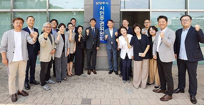 남양주시장직 인수위 현판식 (남양주=연합뉴스) 최현덕 경기 남양주시장 당선인은 11일 금곡동 행정복지센터에서 시장직 인수위원회 사무실 현판식을 열었다. 2026.6.11 [남양주시장직 인수위 제공. 재판매 및 DB 금지]