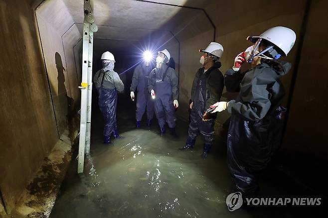 '장마철 집중호우 대비 점검' 광주 남구청 (광주=연합뉴스) 조남수 기자 = 11일 오후 광주 남구 백운광장 주변 하수시설물(하수암거)에서 구청 건설과 임직원들이 장마철 집중호우에 대비해 현장점검하고 있다. 2026.6.11 iso64@yna.co.kr