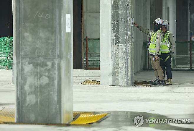 철근 누락 현장 살피는 작업자들 (서울=연합뉴스) 김성민 기자 = 21일 서울 강남구 GTX-A 삼성역 공사현장에서 작업자들이 철근 누락 기둥을 살피고 있다. 2026.5.21 ksm7976@yna.co.kr