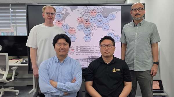 왼쪽부터 KAIST 니클라스 포셀 교수, 김형준 교수, 이홍탁 박사과정생, 전해원 교수
