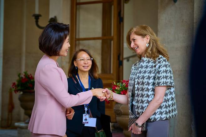 인사하는 김혜경 여사와 라우라 마타렐라 여사. 연합뉴스