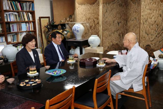 나동연 양산시장 부부가 12일 하북면 통도사를 찾아 조계종 종정 성파 스님을 예방한 뒤 환담하고 있다. 양산시 제공