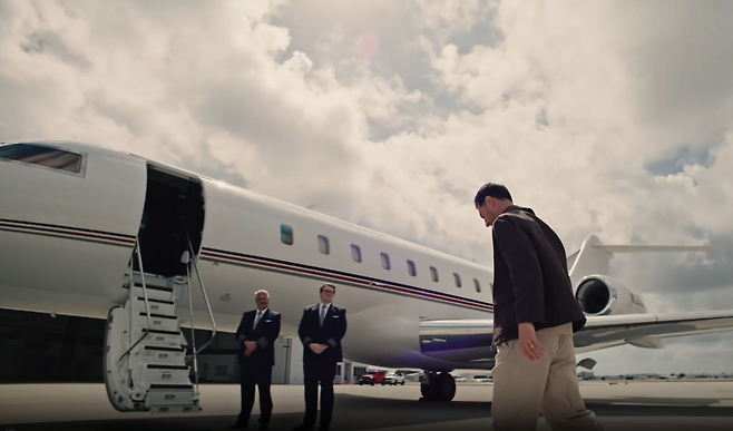 리오넬 메시가 전용기에 올라타고 있다.(출처=NETJETS 홈페이지 캡처)