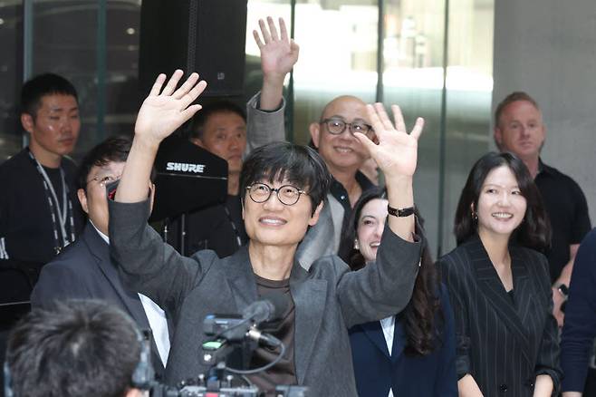 8일 경기 성남시 분당구 네이버 사옥 1784에서 네이버 직원들에게 인사하는 이해진 의장(사진=이영훈 기자)