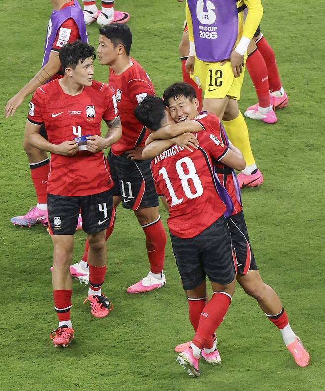 체코를 2-1로 제압한 한국 선수들이 기뻐하고 있다. (사진=연합뉴스)