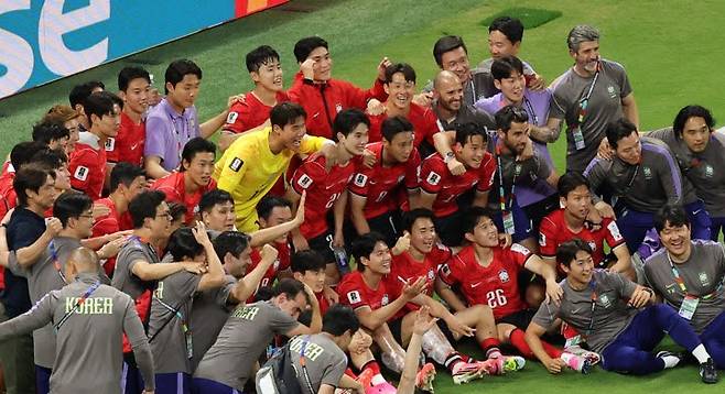 월드컵 첫 경기를 승리로 장식한 한국 축구대표팀이 함께 기념촬영을 하고 있다. 사진=연합뉴스