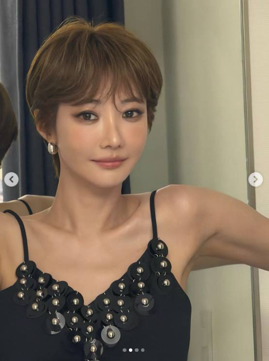 Actor Go Joon-hee showed off her unrivaled proportions and beauty by posting a photo of herself wearing a sleeveless dress on her social media. In the photo, Go Joon-hee is wearing a black sleeveless dress and posing against a dressing room backdrop, revealing her exceptional body proportions. Go Joon-hee is currently continuing her active career by appearing with her parents on the MBN variety show Precious Family in Another House.