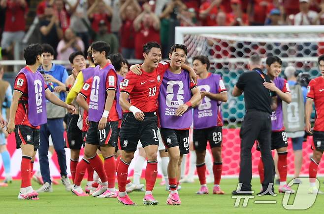 오현규를 비롯한 대한민국 축구대표팀 선수들이 11일(현지시간) 멕시코 할리스코주 사포판 과달라하라 스타디움에서 열린 2026 북중미 월드컵 A조 조별리그 1차전 대한민국과 체코의 경기를 2대1로 승리 후 환호하고 있다. 2026.6.12 2026.6.12 ⓒ 뉴스1 박지혜 기자