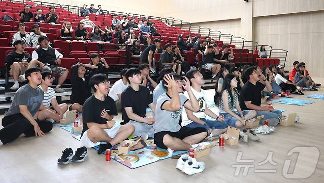 대한민국 축구 국가대표팀의 2026 국제축구연맹(FIFA) 북중미 월드컵 조별리그 첫 경기가 열린 12일 전북 전주시 전북대학교 학생타운 4층 강당에서 대표팀을 응원하기 위해 모인 학생들이 경기를 시청하고 있다. 2026.6.12 ⓒ 뉴스1 유경석 기자