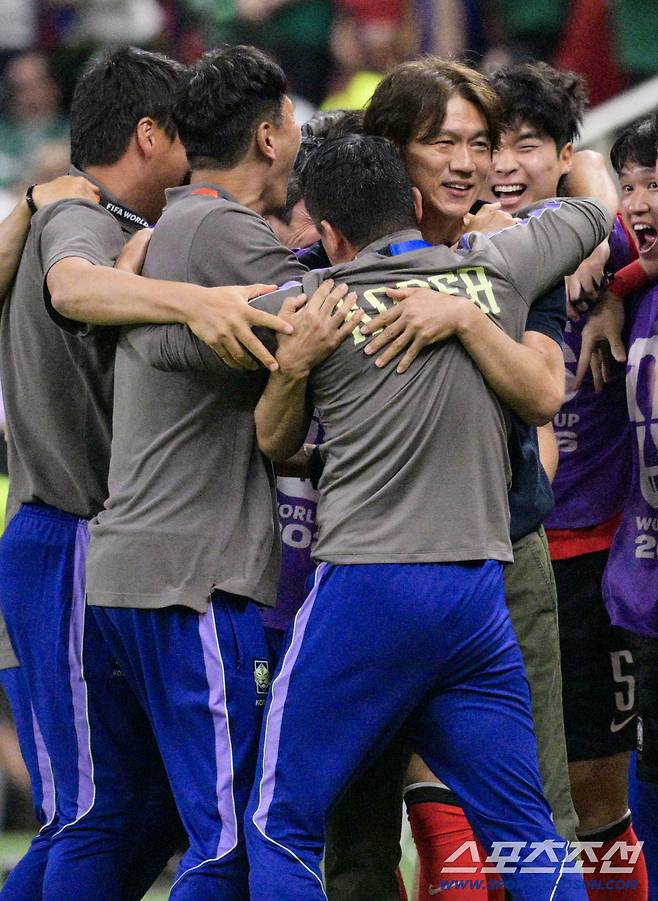 12일(한국시각) 멕시코 과달라하라 사포판의 에스타디오 과달라하라에서 열린 2026 북중미월드컵 대한민국과 체코의 경기. 승리가 확정되자 홍명보 감독이 선수단과 함께 환호하고 있다. 사포판(멕시코)=허상욱 기자wook@sportschosun.com/2026.06.12/