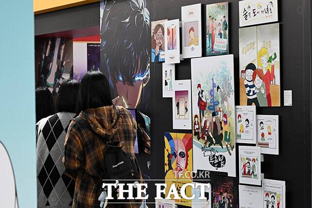 해외 도주 중인 국내 최대 불법 웹툰·웹소설 유통 사이트 '뉴토끼' 운영자로 추정되는 인물이 국내로 송환된 가운데, 국내 웹툰 업계가 환영의 뜻을 전했다. 본 사진은 기사와 무관합니다. /남용희 기자