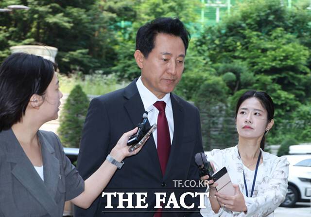 오세훈 서울시장의 여론조사 비용 대납 의혹 사건 재판에서 후원자 김한정 씨가 정치 브로커 명태균 씨에게 수천만원을 건넨 사실을 인정하면서도 오 시장이나 강철원 전 서울시 정무부시장의 요청은 없었다고 주장했다. 오 시장이 지난 10일 오전 서울 서초구 서울중앙지방법원에서 열린 '명태균 여론조사 의혹' 사건 1심 속행 공판에 출석하고 있다. /이새롬 기자
