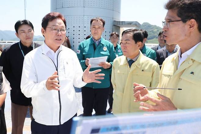 박완수 경남도지사(왼쪽 두 번째)가 창녕함안보를 찾아 녹조 대응 및 안전한 수돗물 공급 상황을 살피고 있다. [사진제공=경남도]