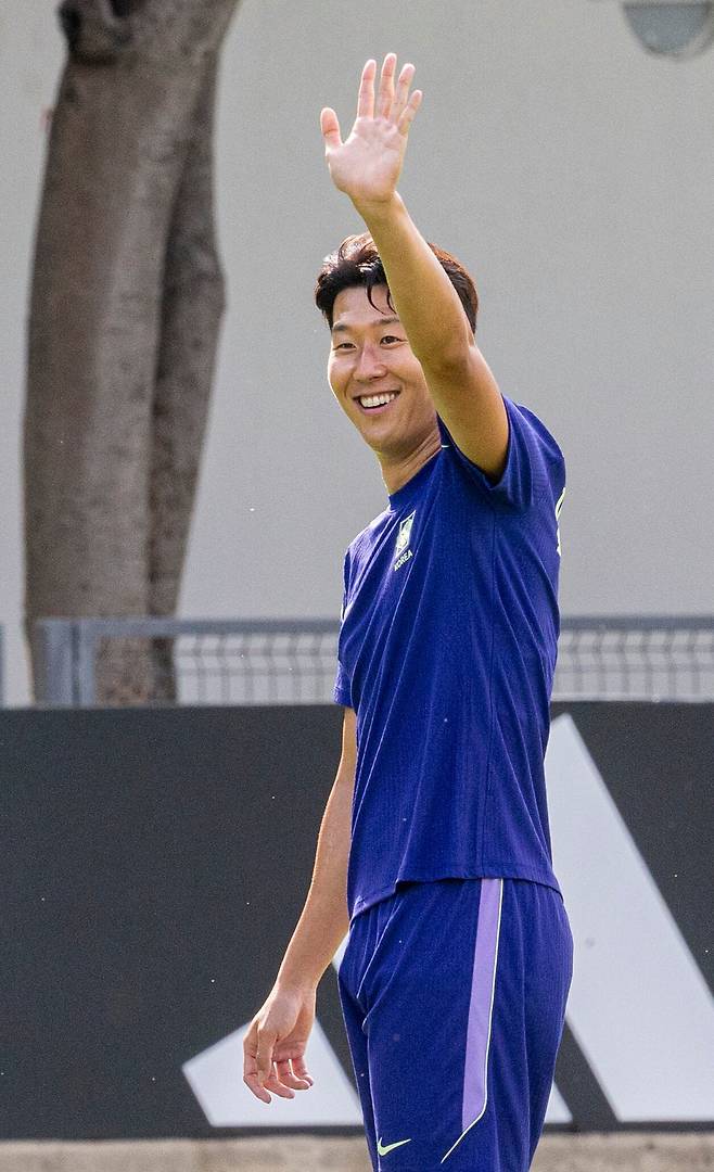 한국 축구 대표팀 주장 손흥민이 11일(한국 시각) 멕시코 과달라하라 베이스캠프에서 열린 체코전 대비 마지막 훈련에서 밝은 표정으로 손을 흔들고 있다. /김지호 기자