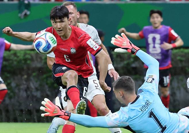 대한민국 축구국가대표팀 황인범이 11일(현지 시각) 멕시코 할리스코주 사포판 과달라하라 스타디움에서 열린 2026 북중미 월드컵 A조 조별리그 1차전 대한민국과 체코의 경기에서 동점골을 넣고 있다. /뉴스1