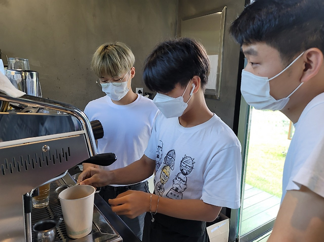 오픈더문 주방에서 음료를 만들고 있는 멤버들