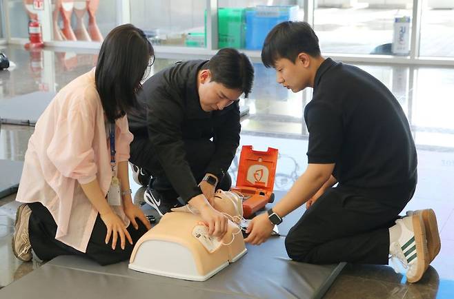 에어부산 임직원들이 지난 11일 부산 강서구 소재 에어부산 사옥에서 실시된 산업재해 비상 대응 훈련에 참여해 자동심장충격기(AED) 사용법 교육을 받고 있다. 에어부산 제공